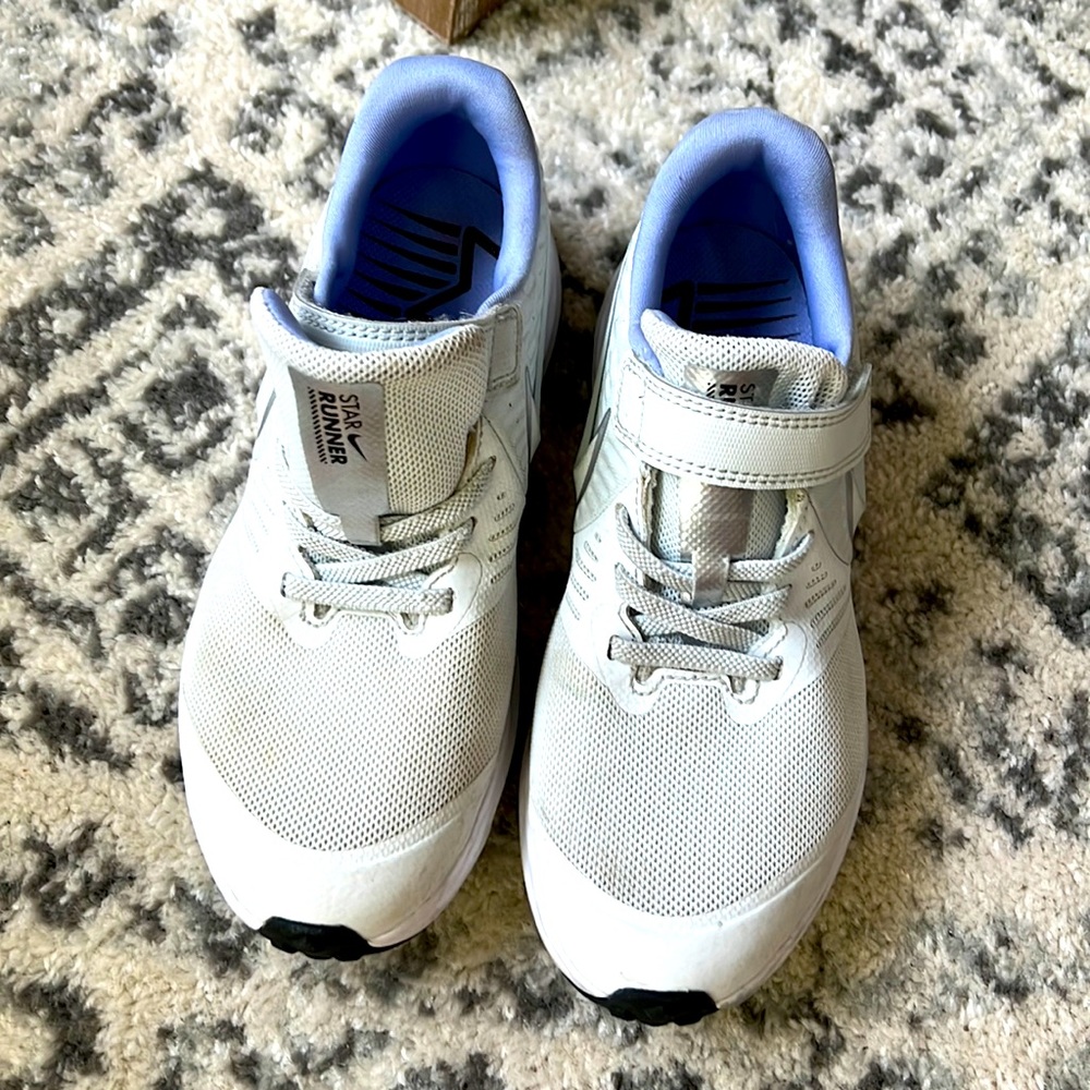 Nike girls shoe